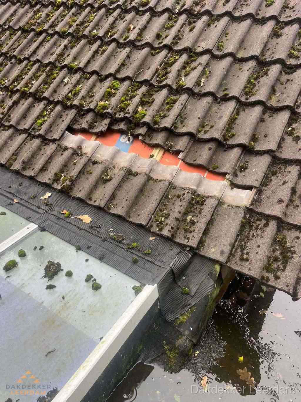 Beschadigd pannendak met ontbrekende dakpannen voor reparatie in Leerdam