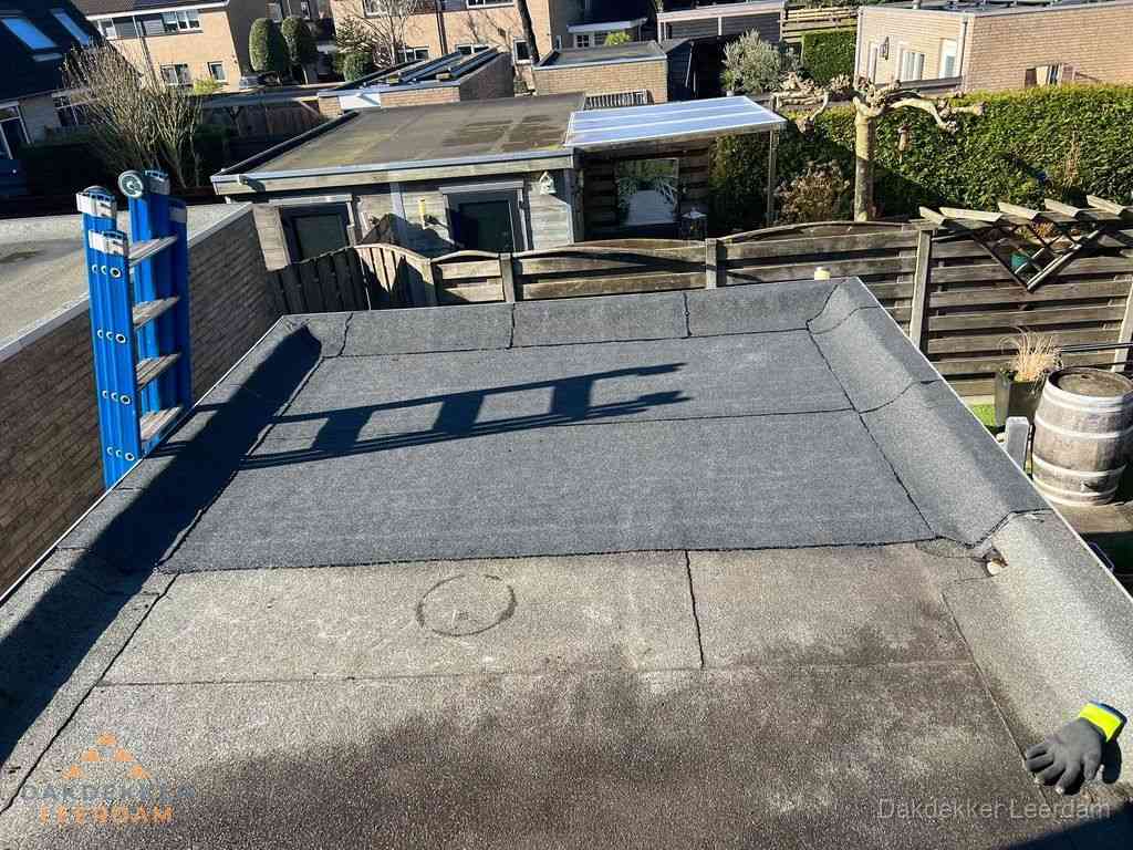 Dakdekker legt onderlaag op plat dak met houten constructie in Leerdam