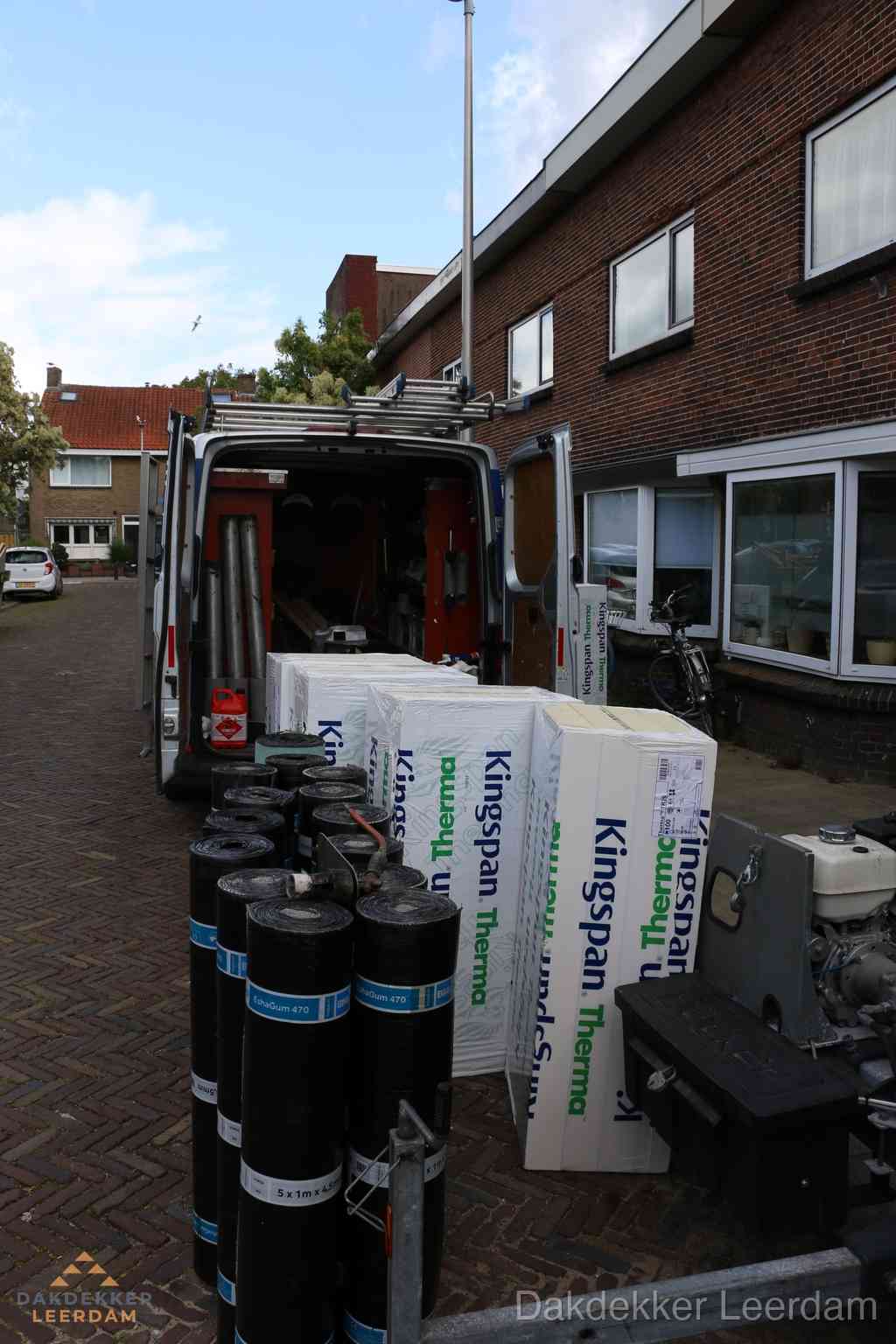 Plat dak met bitumen dakbedekking en brander in Leerdam