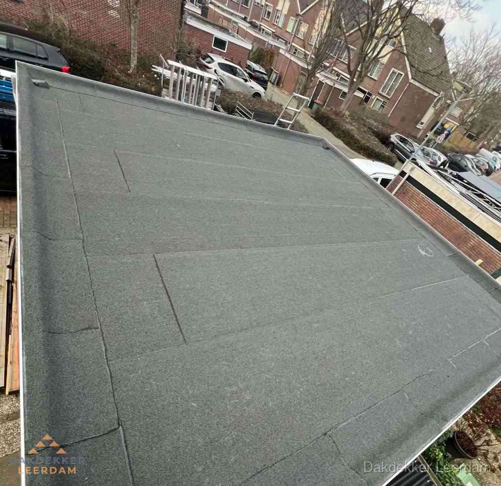 Nieuwe bitumen dakbedekking op plat dak van garage in Leerdam