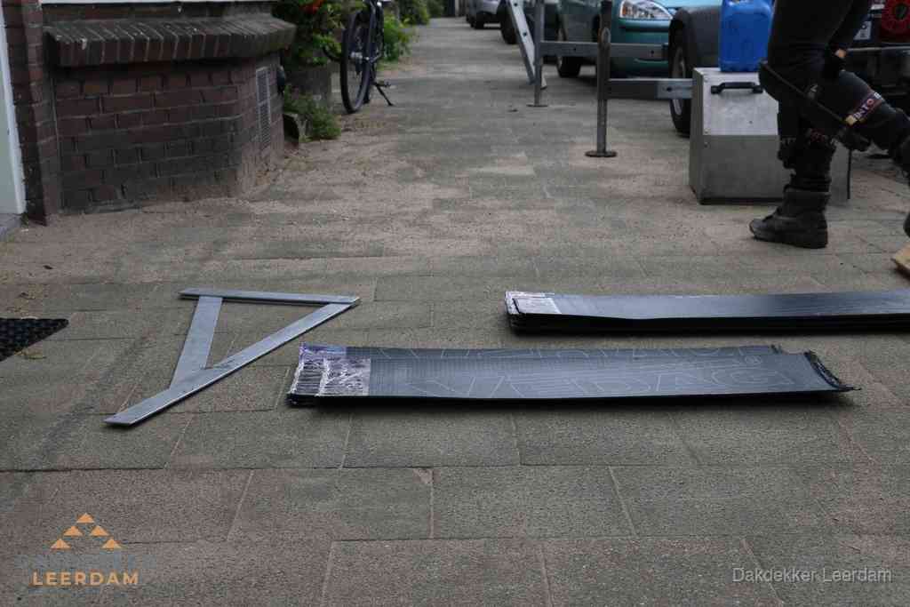 Dakbedekkingsmateriaal en zinkwerk klaargelegd voor reparatie in Leerdam