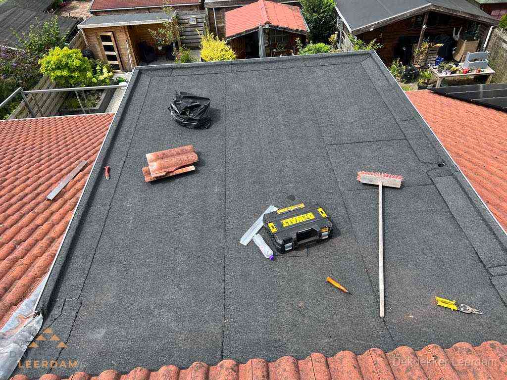 Nieuw plat dak met bitumen dakbedekking in Leerdam