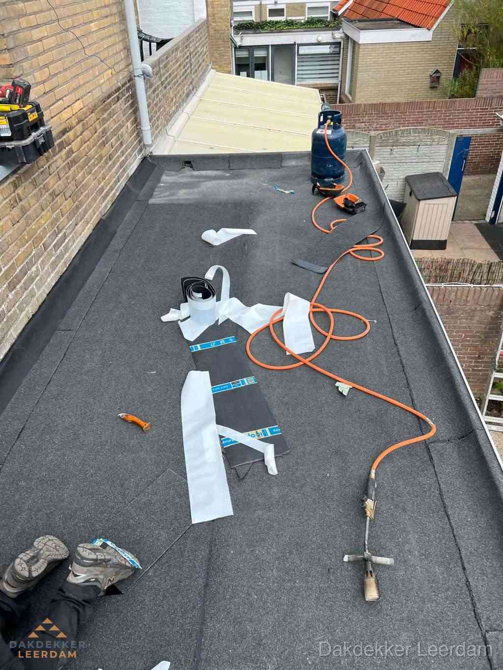 Dakdekker brengt EPDM dakbedekking aan op plat dak in Leerdam