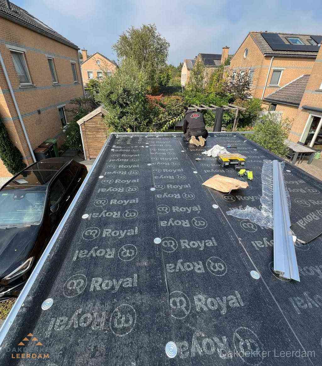 Dakdekker aan het werk op plat dak renovatie in Leerdam