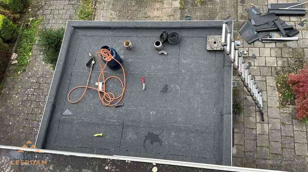 Plat dak met nieuwe bitumen bedekking in Leerdam