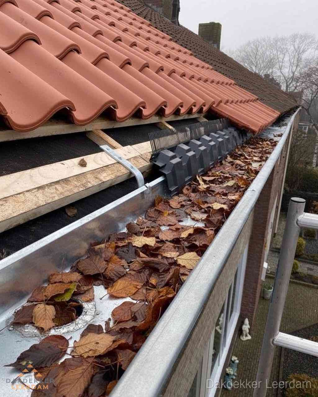 Plat dak bedrijfspand met bitumen dakbedekking en lichtkoepels in Leerdam