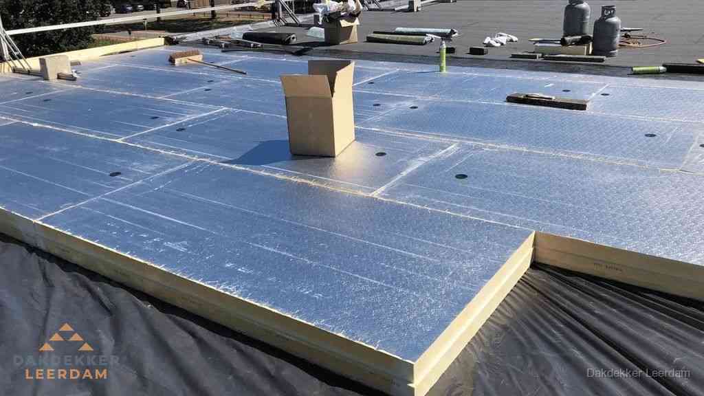 PIR isolatieplaten worden gelegd op plat dak voor dakisolatie in Leerdam