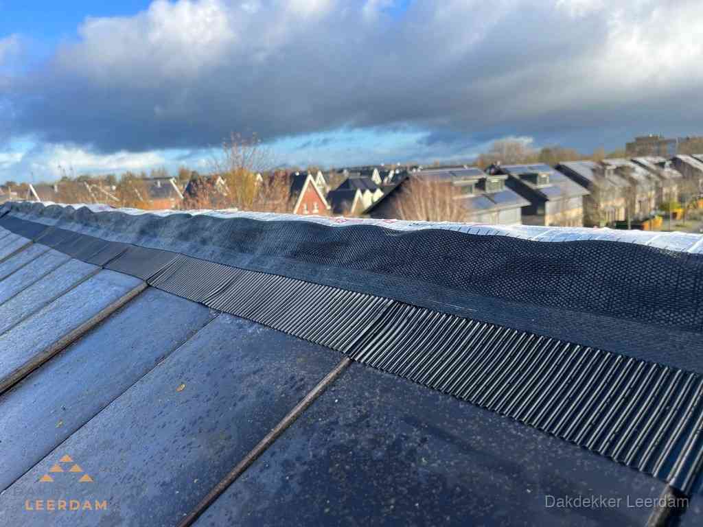 Dakisolatie bij de nok met ventilatieprofiel op schuin dak in Leerdam