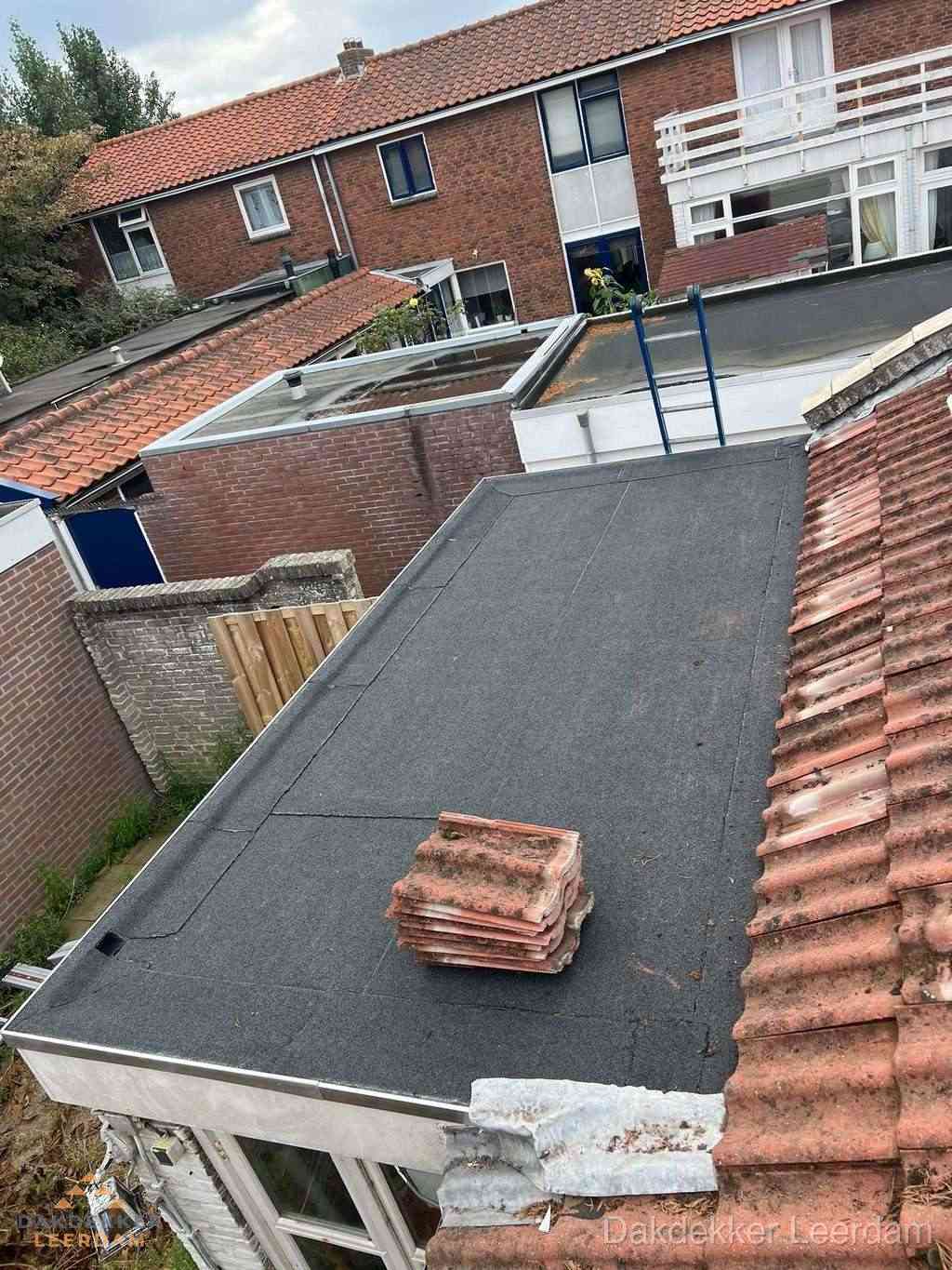 Aanbouw plat dak met reservepannen voor dakpannen vervangen in Leerdam