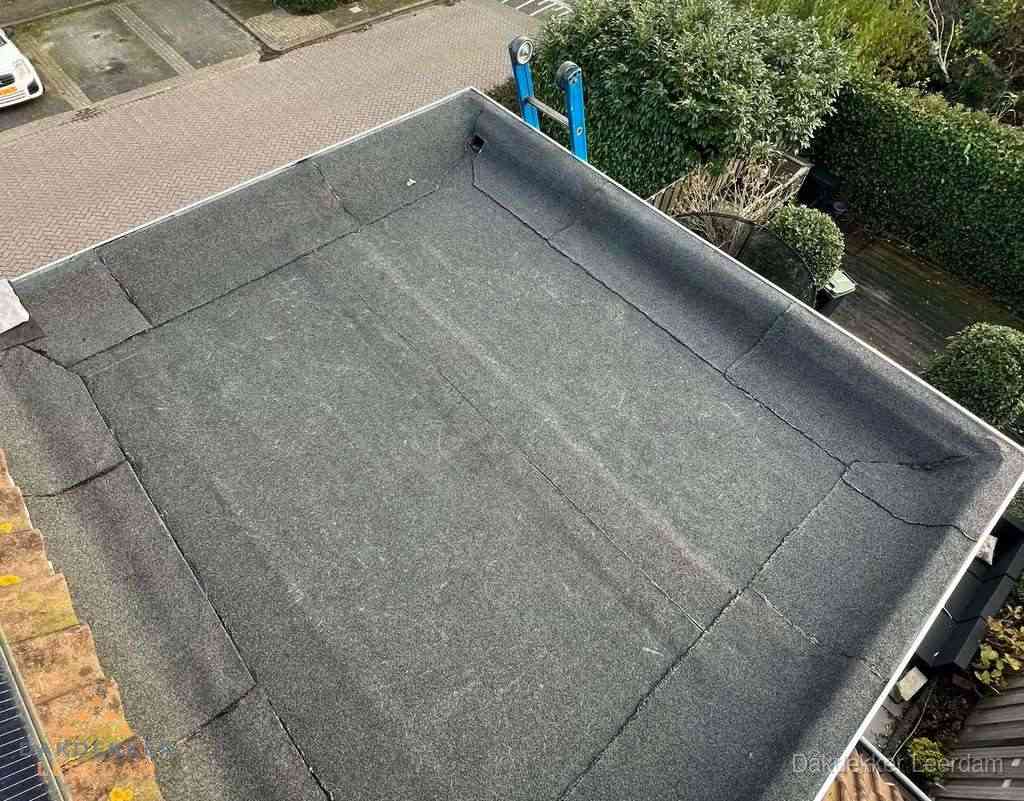 Gerenoveerd plat dak met nieuwe bitumen dakbedekking in Leerdam