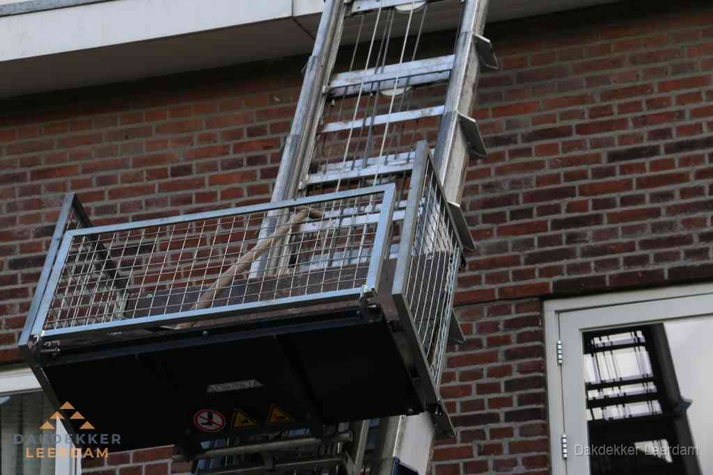 Ladderlift met dakpannen voor dakpan reparatie in Leerdam