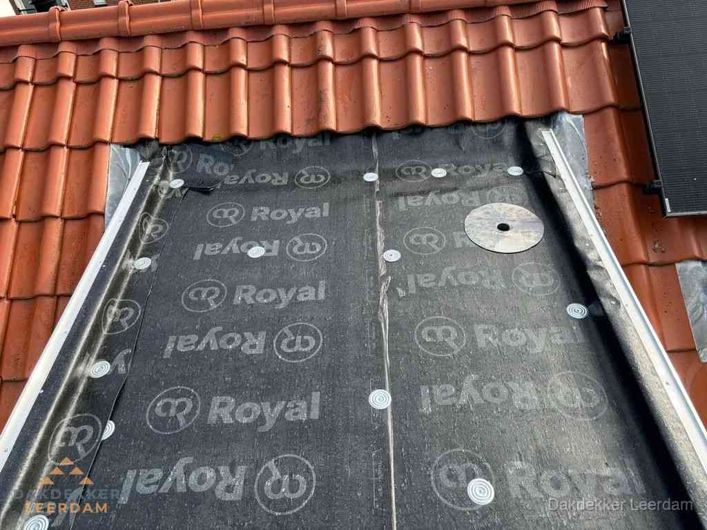 Nieuw dak met dakpannen en Royal onderlaag bij woning in Leerdam