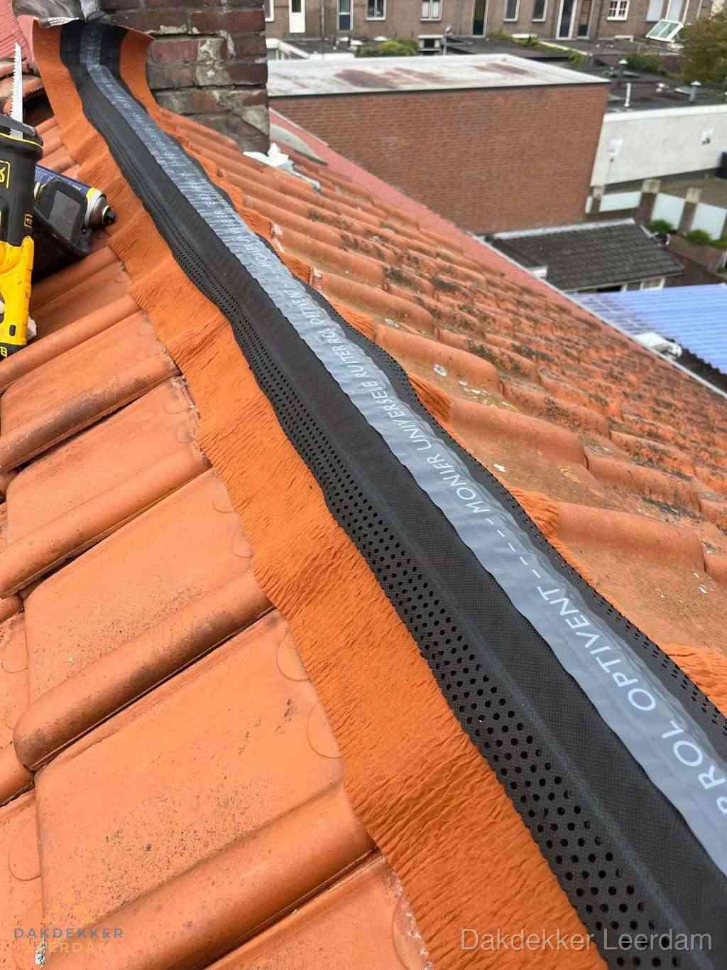 Plat dak aanbouw met bitumen naast schuin pannendak in Leerdam