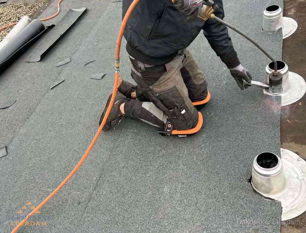 Gereedschap op nieuw plat dak na renovatie in Leerdam