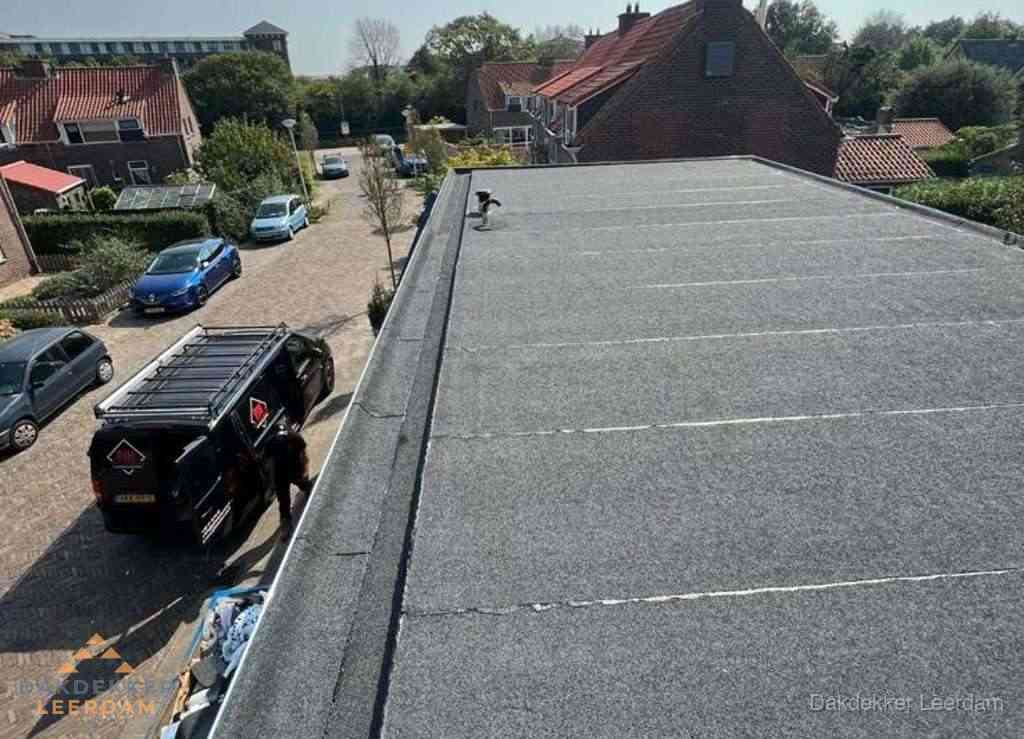 Nieuw bitumen plat dak met uitzicht over landschap in Leerdam