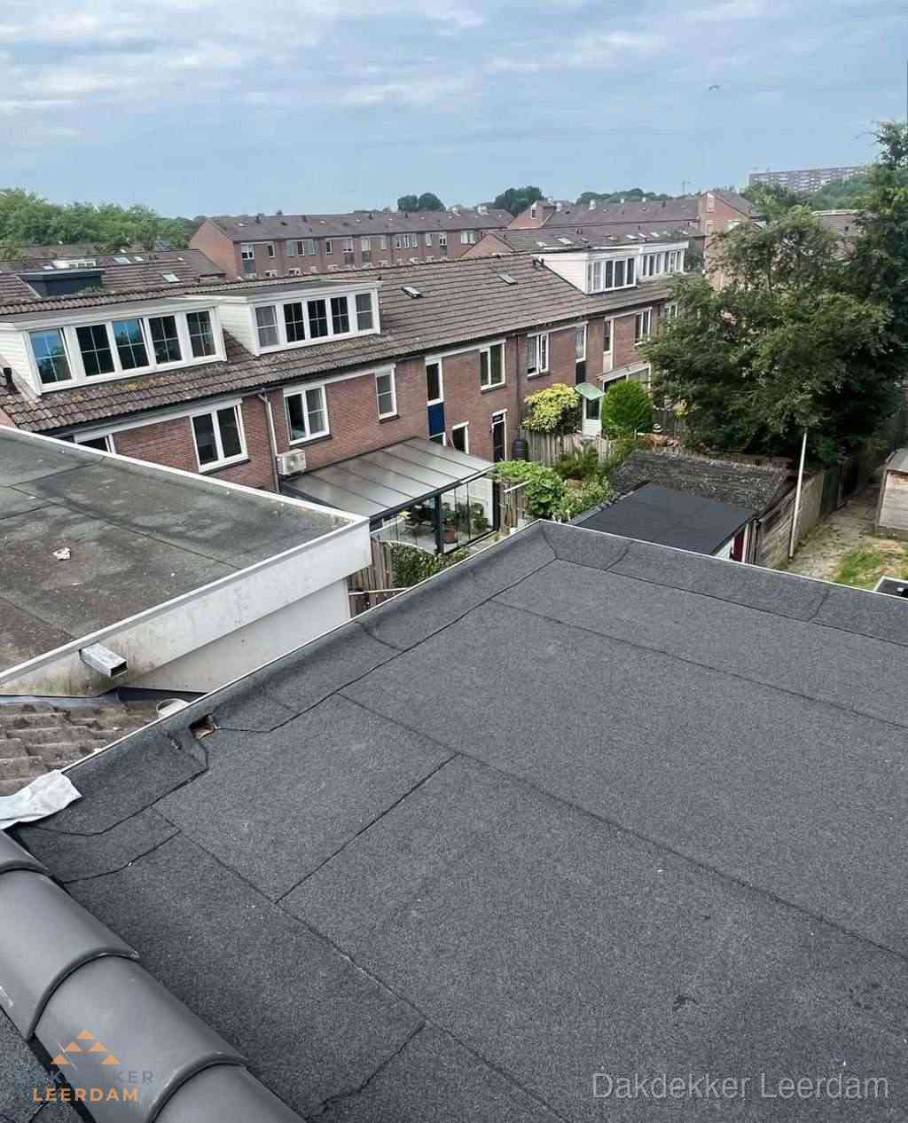 Vernieuwd plat dak met bitumen in woonwijk in Leerdam